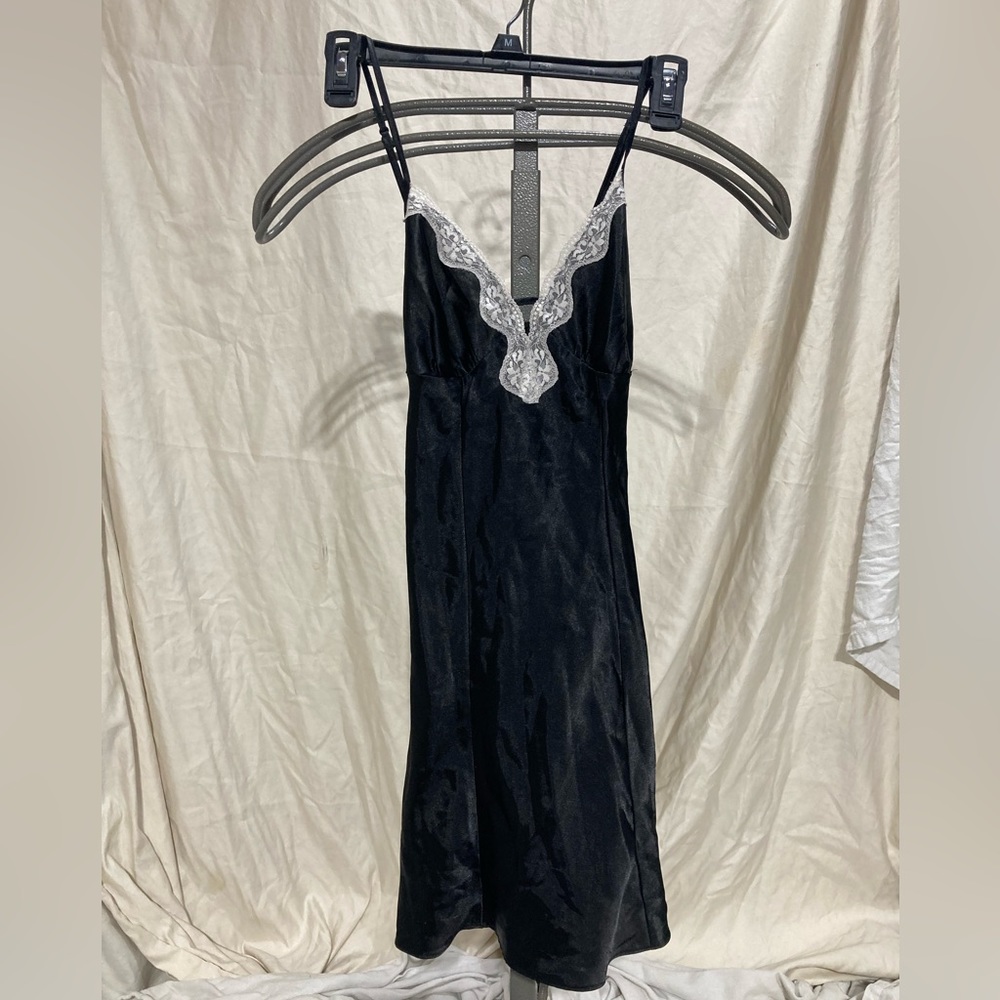 Apt. 9 Black with white lace nightgown with matching robe silky smooth worn once